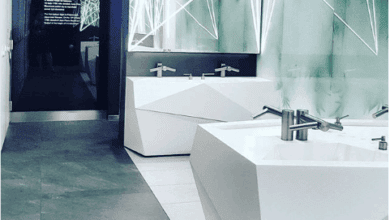 Nowoczesne umywalki w eleganckim wnętrzu łazienki, minimalistyczny design, inspirowany trendami opima, wysokiej jakości materiały, funkcjonalność i estetyka dla komfortu użytkowania.