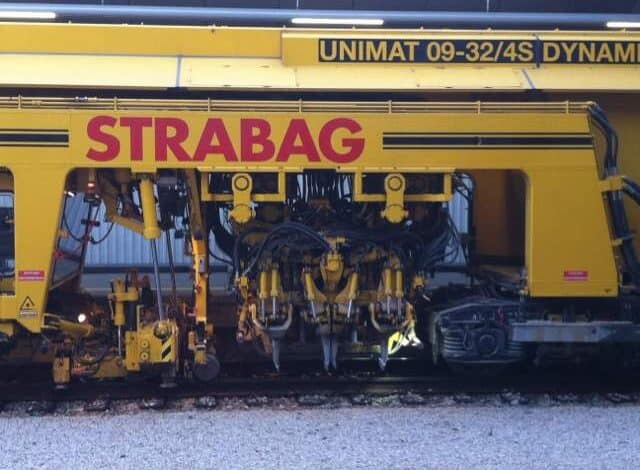 UniMAT maszyna torowa do transportu i obsługi kolei, żółty sprzęt przemysłowy na torach kolejowych, wysokiej jakości urządzenie do prac kolejowych i przemysłowych, niezawodny sprzęt przemysłowy.