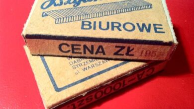 Oryginalne,Vintage', papierowe taśmy do kopiarek biurowych, z ceną 2 zł, na czerwonym tle, historyczny produkt biurowy z czasów PRL.
