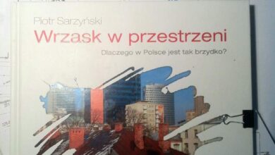 Czarna okładka książki Piotr Sarzyński Wrząsk w przestrzeni, analiza przestrzenna miast, architektura, urbanistyka, literatura miejska, polskie miasta, książki o przestrzeni miejskiej, literatura urbanistyczna, tematyka miasta, Warszawa, prace naukowe o mieście, książka o architekturze, wyzwania w planowaniu przestrzennym, urbanistyka w Polsce, realia miast polskich, książki naukowe, publikacje o architekturze.