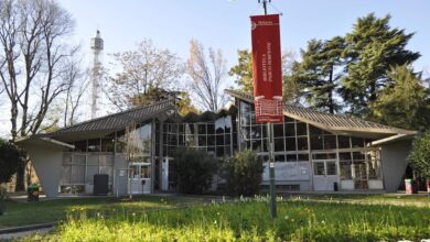 Nowe Centrum Kultury i Edukacji w Warszawie, nowoczesny budynek z dużymi szybami i zielonym otoczeniem, zaprasza na różnorodne wydarzenia kulturalne i edukacyjne.