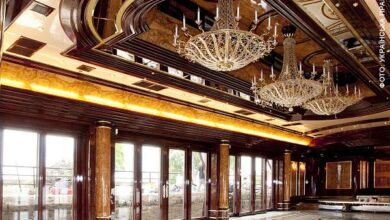 Luksusowa przestrzeń hotelowa z eleganckimi żyrandolami, stylowym drewnianym wykończeniem i dużymi oknami zapewnia komfortowe wnętrze na różne okazje.