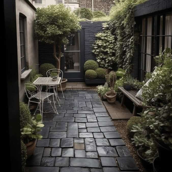 Nowa aranżacja ogrodu z kamienną ścieżką i zielonymi roślinami, idealna do relaksu na świeżym powietrzu.