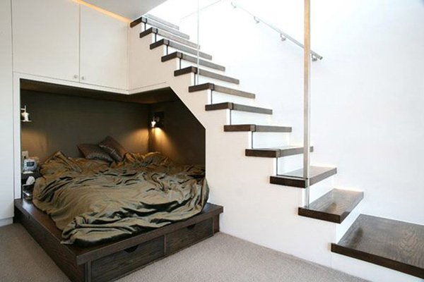 Sypialnia. Potrzebujesz ustawić gdzieś dodatkowe łóżko dla gości? Miejsce pod schodami może posłużyć jako przytulny pokoik gościnny._przestrzeń pod schodami 54