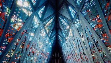 Nowoczesna architektura, kolorowe szkło, wewnętrzna przestrzeń, innowacyjny design, PaniDyrektor.pl, struktura budynku, unikalny kształt, wzory na fasadzie, architektura inspirowana sztuką, elegancki i futurystyczny styl.