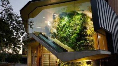 Nowoczesny budynek z dużym oknem i zielonym ogrodem wewnętrznym, design architektoniczny, projekty biur i firm, optymalizacja przestrzeni, innowacyjne rozwiązania dla przedsiębiorstw, PaniDyrektor.pl.