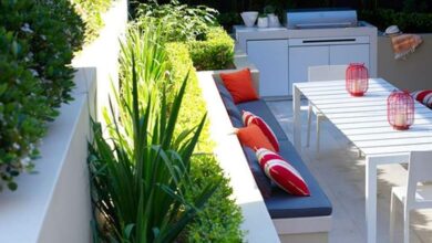 Nowoczesny taras z miejscem do relaksu i jadalnią na świeżym powietrzu, idealny na lato i odpoczynek, aranżacja ogrodu z roślinami i nowoczesnym wyposażeniem.