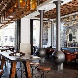 Nowy stylowy wystrój restauracji z eleganckim designem i komfortowymi miejscami do siedzenia. Przestronne wnętrze idealne na spotkania biznesowe i relaksujące obiady w przyjemnej atmosferze.