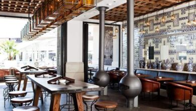 Nowy stylowy wystrój restauracji z eleganckim designem i komfortowymi miejscami do siedzenia. Przestronne wnętrze idealne na spotkania biznesowe i relaksujące obiady w przyjemnej atmosferze.