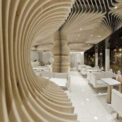 Nowoczesny design wnętrza restauracji z drewnianymi elementami, elegancka atmosfera, wysokiej jakości wystrój, optima, PaniDyrektor.pl.