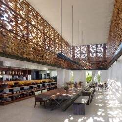 Klimatyczna restauracja z nowoczesnym wystrojem, drewniane elementy i naturalne światło, idealne miejsce do spotkań biznesowych i relaksu.