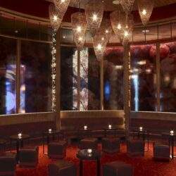 Lampa dekoracyjna z mlecznego szkła i ozdobne światła w luksusowym pomieszczeniu.