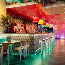 Funkcjonalna elegancka restauracja z nowoczesnym wystrojem i komfortowymi miejscami do siedzenia na optima, bar z szerokim wyborem napojów i przytulną atmosferą dla gości.