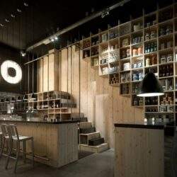 Nowa elegancka restauracja z nowoczesnym designem, wyjątkowe meble i atmosfera sprzyjająca relaksowi i spotkaniom to idealne miejsce na lunch lub kawę.