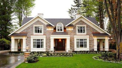 Nowa elegancka rezydencja dom jednorodzinny w stylu klasycznym, otoczony zielonym ogrodem, idealny dla rodzin ceniących komfort i estetykę.