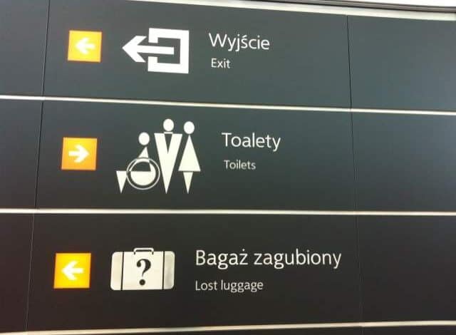 Przejście do wyjścia, toalet i zgubionego bagażu na lotnisku, wyraźne oznakowania dla podróżnych, zapewniające łatwą orientację i komfort podczas podróży.