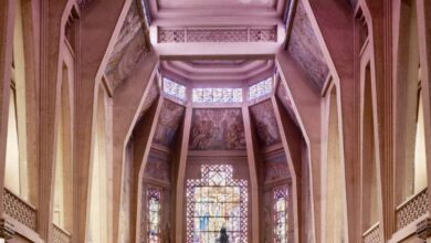 Kaplica z witrażami i freskami, wnętrze kościoła sakralnego, niezwykła architektura, miejsce modlitwy i duchowości, piękna przestrzeń sakralna, optymalna akustyka i światło, idealne dla wydarzeń religijnych.