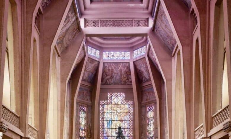 Kaplica z witrażami i freskami, wnętrze kościoła sakralnego, niezwykła architektura, miejsce modlitwy i duchowości, piękna przestrzeń sakralna, optymalna akustyka i światło, idealne dla wydarzeń religijnych.