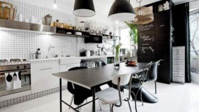 Nowe, nowoczesne biuro z przestronną kuchnią i funkcjonalnym wyposażeniem, idealne do pracy zdalnej i spotkań biznesowych.