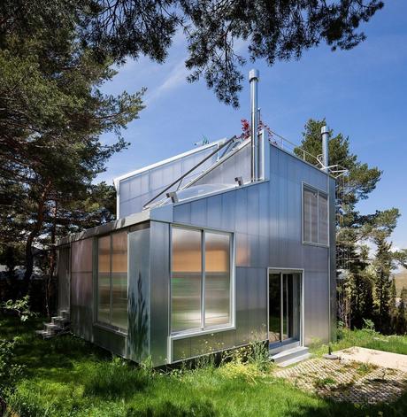 Troszeczkę futurystyczny, nowoczesny, pomysłowy - niebanalny - mały dom w górach
