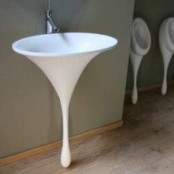 Elegancka designerska umywalka stojąca w stylowym wnętrzu.