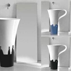 Białe kubki z unikalnym designem, ozdobione czarno-niebieskim i czarno-beżowym akcentem, idealne na kawę lub herbatę, dostępne w ofercie PaniDyrektor.pl.