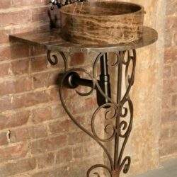 Rustykalna umywalka z kamiennej miski i metalowej podstawy, stylowa dekoracja wnętrza, unikalne rozwiązanie do łazienki, industrialny design, naturalne materiały, elegancko wykończona.