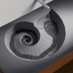 Spiralna rura wodna w umywalce, czarna rura wcina się w umywalkę, nowoczesny design drewnianej półki pod umywalką, minimalistyczny styl łazienkowy, funkcjonalność i estetyka w aranżacji łazienki.