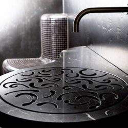 Recykling i segregacja odpadów oraz innowacyjne rozwiązania ekologiczne w branży ochrony środowiska.