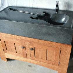 Wyszukana umywalka z drewnianą szafką i cichobieżnym odpływem, stylowe rozwiązanie do łazienki, elegancka aranżacja wnętrza, trwała konstrukcja i nowoczesny design.