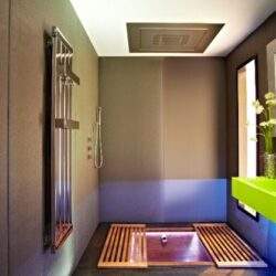 Relaksacyjna przestrzeń spa z basenem na powietrzu i nowoczesnym designem, idealna do wypoczynku i relaksu w komfortowych warunkach.