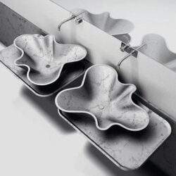 Blaskowe umywalki z marmurowym wzorem, designerski element wnętrza łazienki, nowoczesne aranżacje, luksusowe wyposażenie łazienki, wysokiej jakości wykończenie.