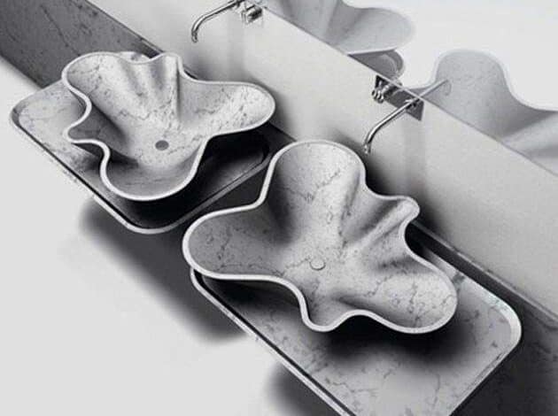 Blaskowe umywalki z marmurowym wzorem, designerski element wnętrza łazienki, nowoczesne aranżacje, luksusowe wyposażenie łazienki, wysokiej jakości wykończenie.