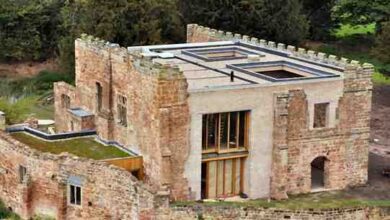 Stylowa rewitalizacja zamku wznoszona z cegły, nowoczesne wykończenia i zielone tereny wokół, idealne dla miłośników historycznych projektów i architektury w otoczeniu natury.