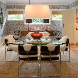 Stylowa jadalnia z nowoczesnym stołem i eleganckimi krzesłami, przytulne wnętrze z naturalnym oświetleniem, idealne do rodzinnych spotkań i codziennych posiłków.