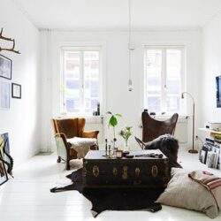 Kolorowe, przytulne biuro w stylu skandynawskim z eleganckimi meblami i nowoczesnym telewizorem, idealne do pracy i relaksu, inspirowane minimalistycznym designem.