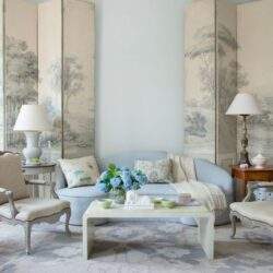 Stylowe jasne wnętrze z eleganckim kanapą i ozdobnymi poduszkami, dekoracja w stylu klasycznym, romantyczny klimat, aranżacja salonu w pastelowych odcieniach, eleganckie dodatki.