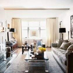 Przytulny salon z nowoczesnym wystrojem i dużym oknem, idealne miejsce do relaksu i spotkań rodzinnych.