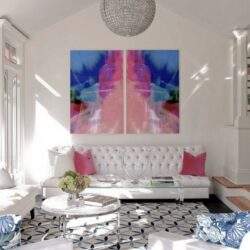 Kolorowa sztuka na ścianie w jasnym salonie z białym wypoczynkiem i nowoczesnym stylem, dekoracje i dodatki w pastelowych kolorach, eleganckie wnętrze z naturalnym oświetleniem.