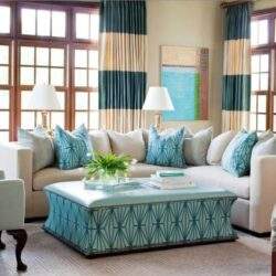 Nowoczesny elegancki salon z dużymi oknami, jasnym wypoczynkiem i dekoracjami w pastelowych odcieniach, idealny do relaksu i spotkań towarzyskich.