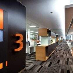 Nowoczesne biuro z przestronnymi strefami pracy i komfortową aranżacją, idealne dla firm poszukujących efektywnego środowiska pracy. Elegantki i funkcjonalność w jednym miejscu.