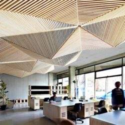 Nowe funkcjonalne biuro z unikalnym sufitem z drewnianych lameli, przestrzeń do pracy i spotkań, nowoczesny design i światło naturalne, idealne miejsce do optymalizacji pracy zespołowej.