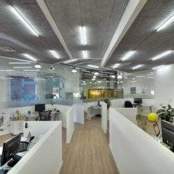 Nowa, nowoczesna przestrzeń biurowa wykończona w minimalistycznym stylu, zapewniająca komfort i efektywność pracy.