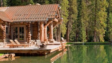 Dom letniskowy nad jeziorem, okolice lasu, wypoczynek w naturze, ekologiczne miejsce na relaks, idealne na wakacje, komfortowa aranżacja, bliskość przyrody, rustykalny styl, spokojny wypoczynek, prywatna plaża, odcięcie od zgiełku, relaks na łonie natury, PaniDyrektor.pl, optymalny wybór dla miłośników natury.