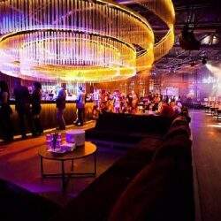 Luksusowy klub nocny z efektownym oświetleniem, żywą atmosferą i nowoczesnym designem, idealny na imprezy i spotkania towarzyskie.