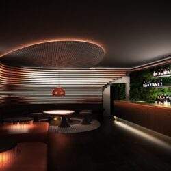 Pusta elegancka sala lounge z nowoczesnym oświetleniem i barem z szerokim wyborem win, idealne miejsce na relaks i spotkania biznesowe w luksusowym otoczeniu.