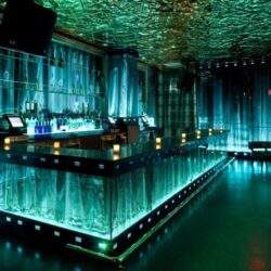 Nowe, stylowe wnętrze nowoczesnego baru lub klubu z efektownym oświetleniem i unikalnym designem. Idealne miejsce na imprezy i spotkania w eleganckim otoczeniu.