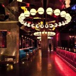 Elegancki bar i lounge z stylowym oświetleniem, idealne miejsce na relaks i spotkania towarzyskie w luksusowym otoczeniu.