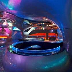 Nowe technologie w branży rozrywkowej, futurystyczne wnętrza nocnego klubu, innowacyjne rozwiązania dla gości, nowoczesne oświetlenie, unikalny design na stronie PaniDyrektor.pl.