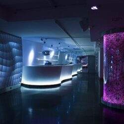 Nowy, nowoczesny wystrój wnętrza hotelu z unikalnym oświetleniem LED i designerskimi elementami dekoracyjnymi. Idealne miejsce na relaks i spotkania biznesowe.